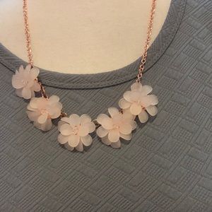 🌸😍Jaclyn Smith collection. Cute Sakura flower necklace. 😍🌸